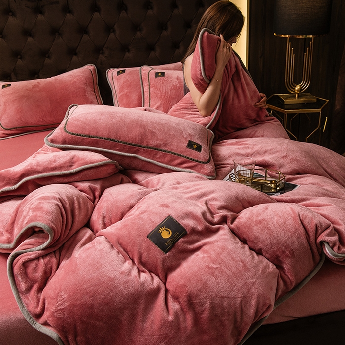 91家纺网 家纺一手货源 找家纺 宜代光年 2025新款加厚保暖纯色牛奶绒黑金四件套系列 胭脂红