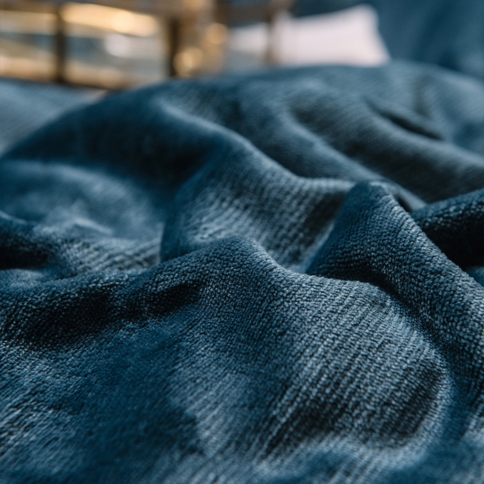 91家纺网 家纺一手货源 找家纺 宜代光年 2025新款加厚保暖纯色牛奶绒黑金四件套系列 宝石蓝