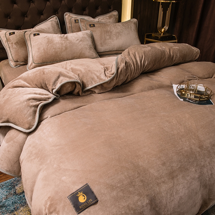 91家纺网 家纺一手货源 找家纺 宜代光年 2025新款加厚保暖纯色牛奶绒黑金四件套系列 咖士米