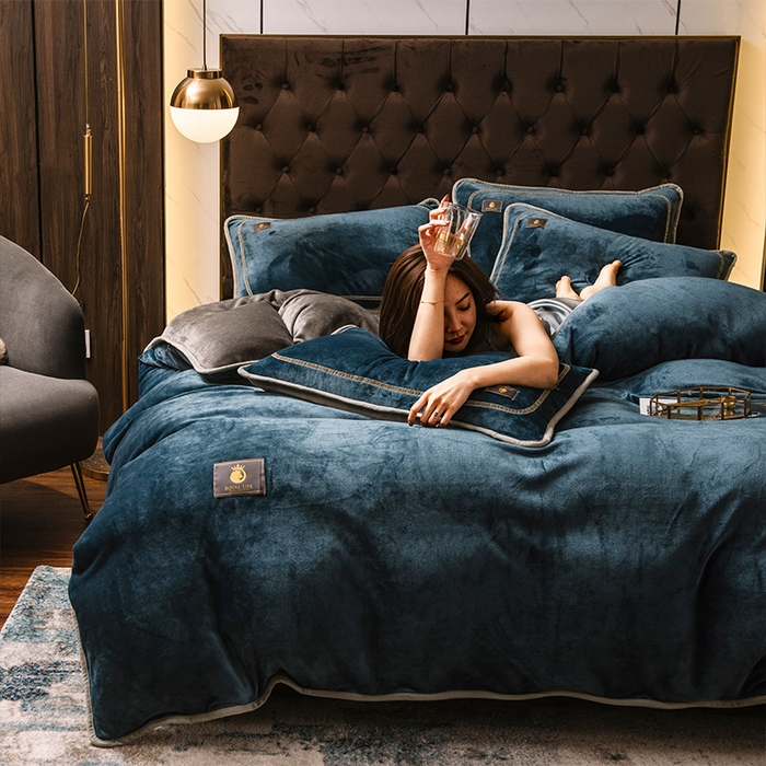 91家纺网 家纺一手货源 找家纺 宜代光年 2025新款加厚保暖纯色牛奶绒黑金四件套系列 绅士