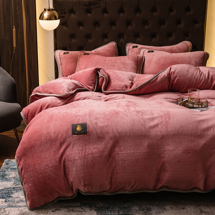 91家纺网 家纺一手货源 找家纺 宜代光年 2025新款加厚保暖纯色牛奶绒黑金四件套系列 胭脂红