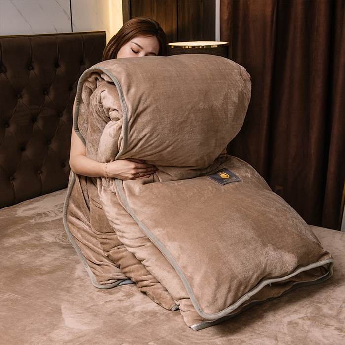 91家纺网 家纺一手货源 找家纺 宜代光年 2025新款加厚保暖纯色牛奶绒黑金四件套系列 咖士米