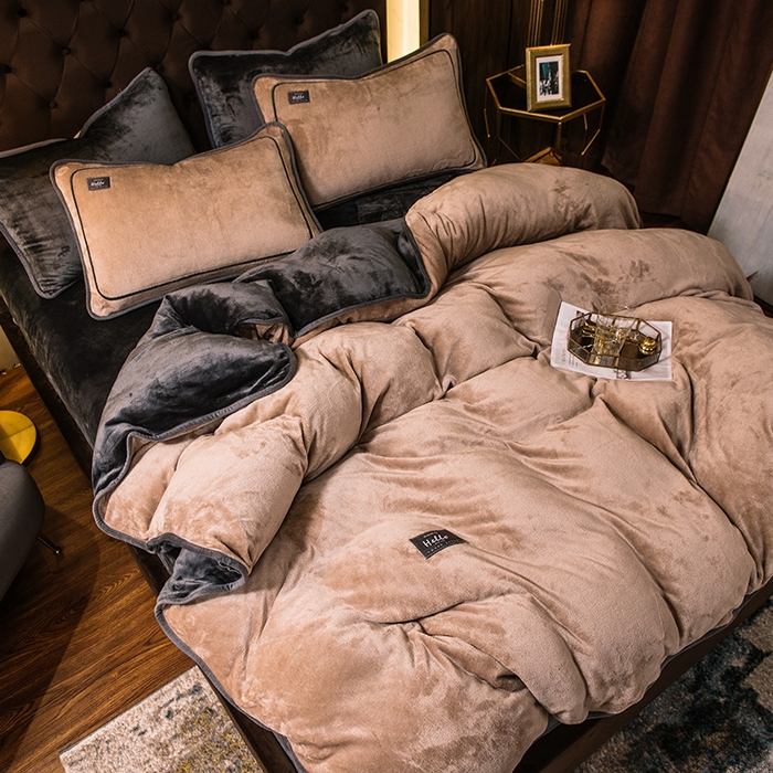 91家纺网 家纺一手货源 找家纺 宜代光年 2025新款加厚保暖纯色牛奶绒黑金四件套系列 古曼