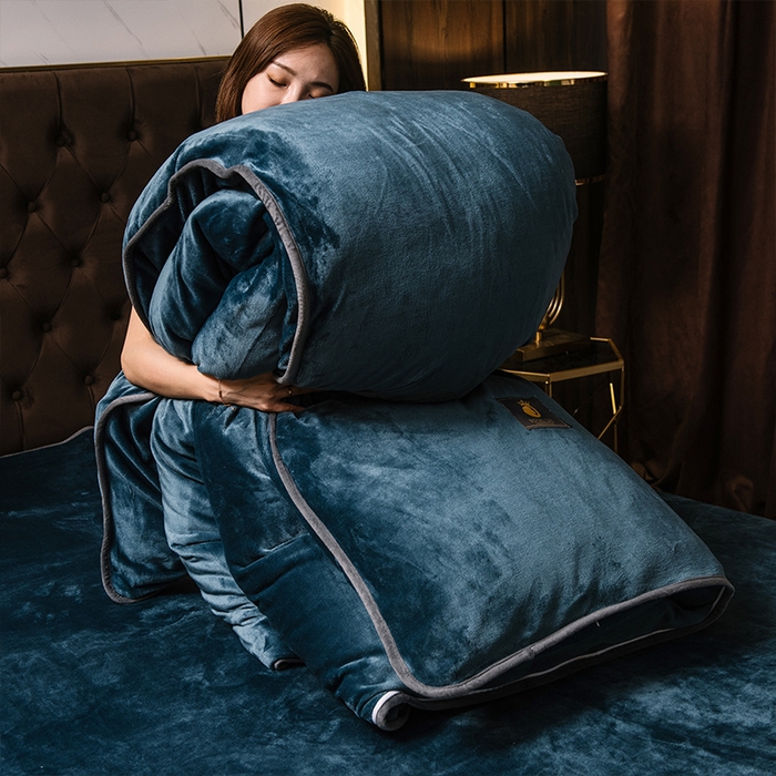 91家纺网 家纺一手货源 找家纺 宜代光年 2025新款加厚保暖纯色牛奶绒黑金四件套系列 宝石蓝