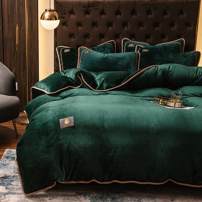 91家纺网 家纺一手货源 找家纺 宜代光年 2025新款加厚保暖纯色牛奶绒黑金四件套系列 玛瑙绿