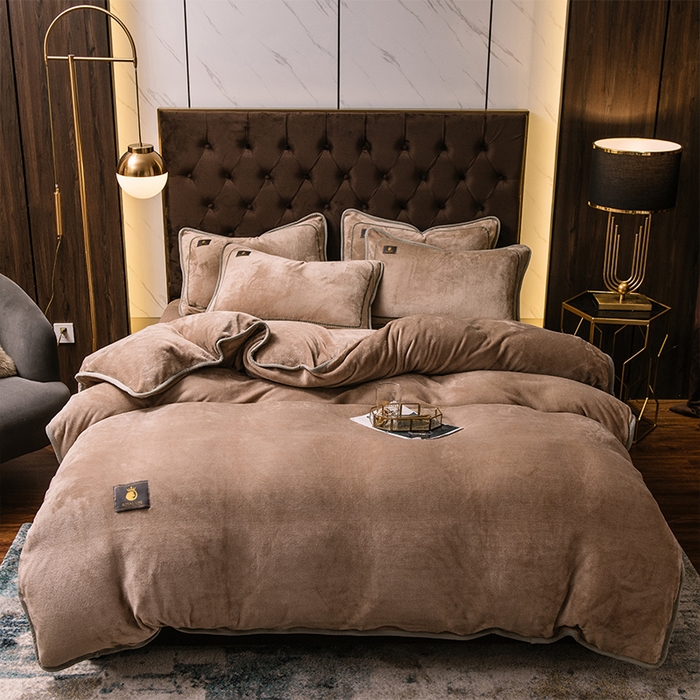 91家纺网 家纺一手货源 找家纺 宜代光年 2025新款加厚保暖纯色牛奶绒黑金四件套系列 咖士米