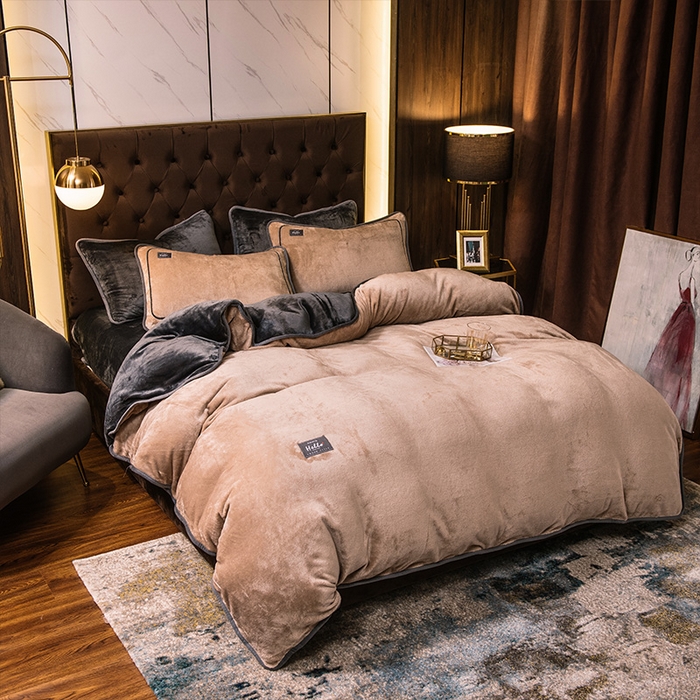 91家纺网 家纺一手货源 找家纺 宜代光年 2025新款加厚保暖纯色牛奶绒黑金四件套系列 古曼