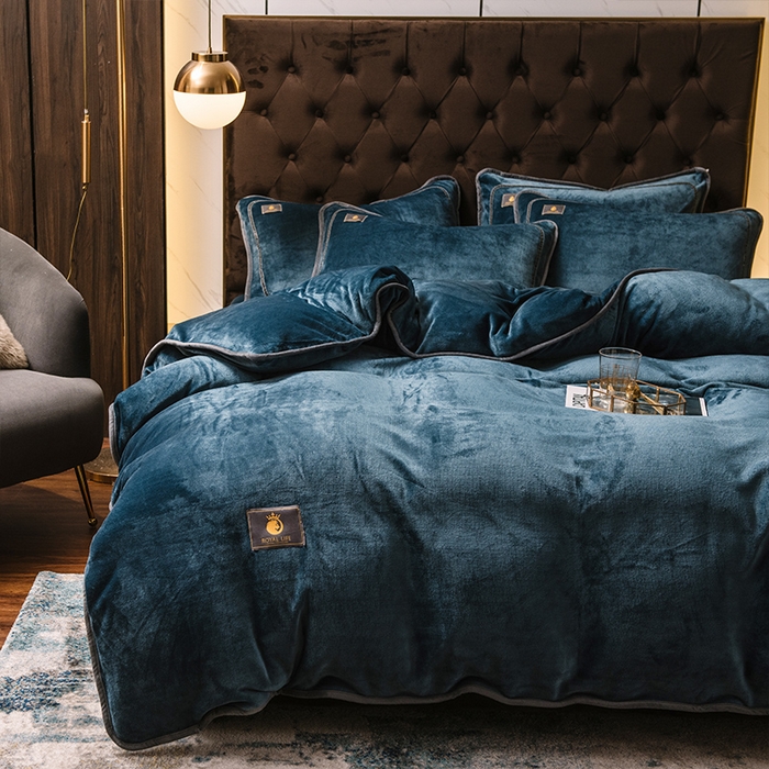 91家纺网 家纺一手货源 找家纺 宜代光年 2025新款加厚保暖纯色牛奶绒黑金四件套系列 宝石蓝