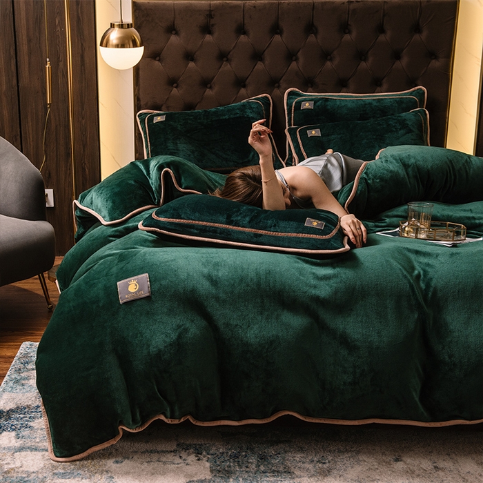 91家纺网 家纺一手货源 找家纺 宜代光年 2025新款加厚保暖纯色牛奶绒黑金四件套系列 玛瑙绿
