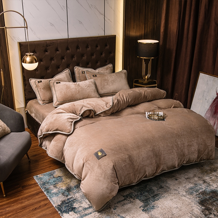 91家纺网 家纺一手货源 找家纺 宜代光年 2025新款加厚保暖纯色牛奶绒黑金四件套系列 咖士米