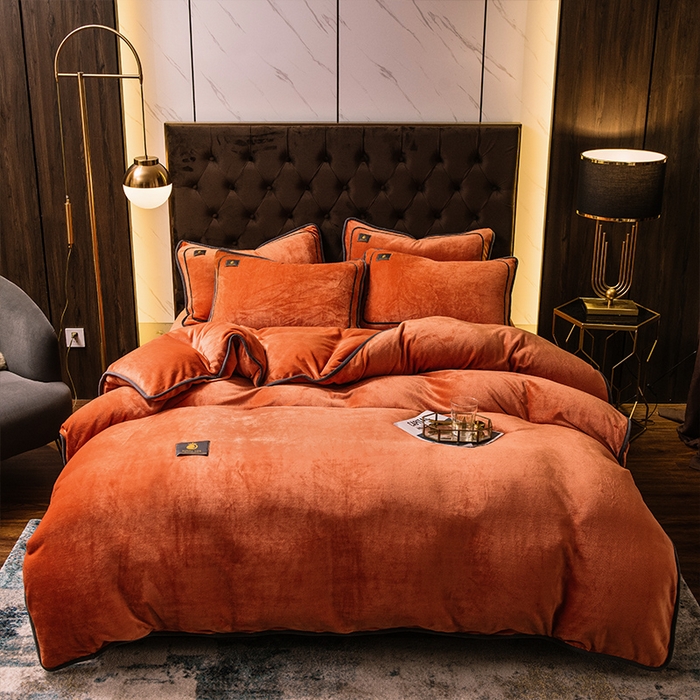91家纺网 家纺一手货源 找家纺 宜代光年 2025新款加厚保暖纯色牛奶绒黑金四件套系列 丹霞橙