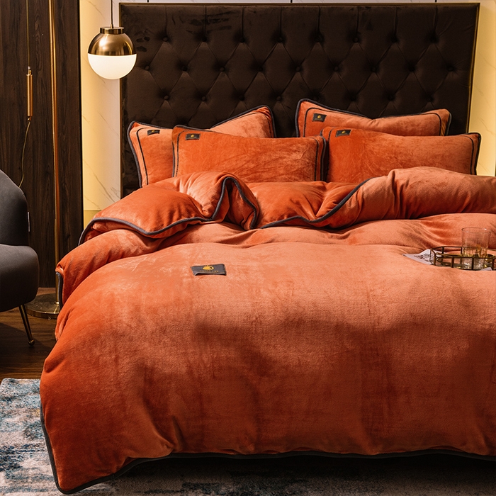 91家纺网 家纺一手货源 找家纺 宜代光年 2025新款加厚保暖纯色牛奶绒黑金四件套系列 丹霞橙