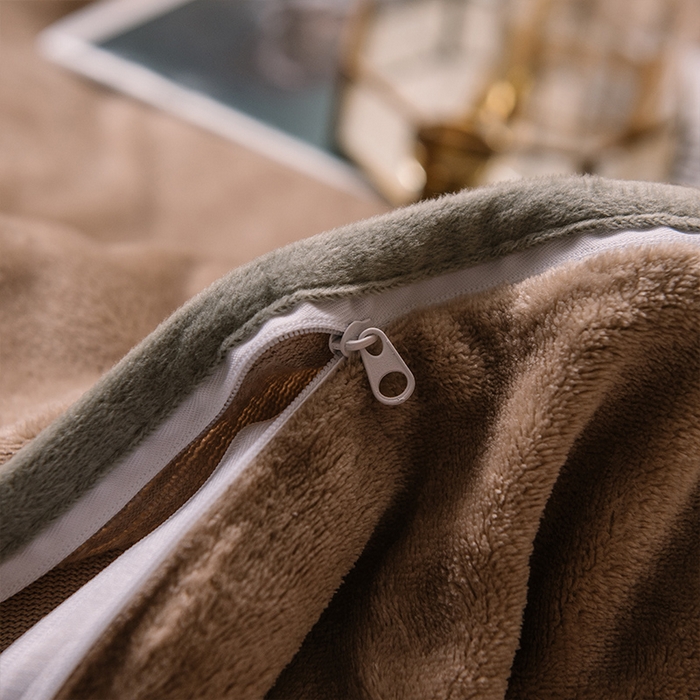 91家纺网 家纺一手货源 找家纺 宜代光年 2025新款加厚保暖纯色牛奶绒黑金四件套系列 咖士米