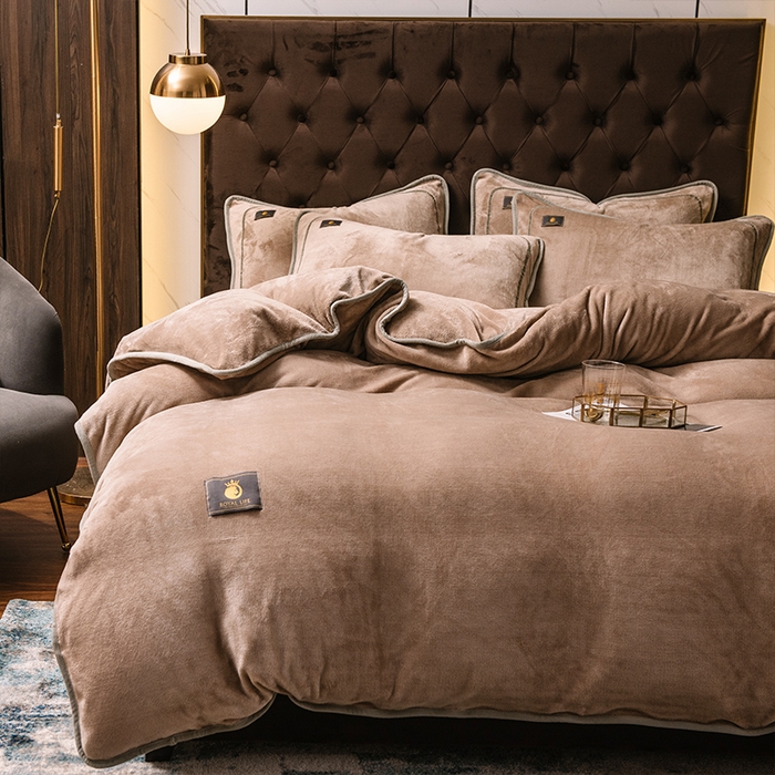 91家纺网 家纺一手货源 找家纺 宜代光年 2025新款加厚保暖纯色牛奶绒黑金四件套系列 咖士米