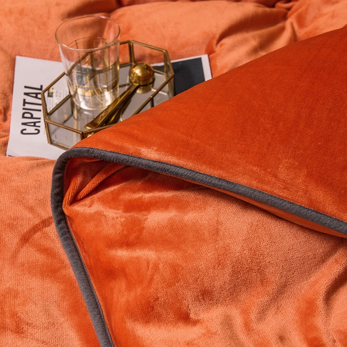 91家纺网 家纺一手货源 找家纺 宜代光年 2025新款加厚保暖纯色牛奶绒黑金四件套系列 丹霞橙