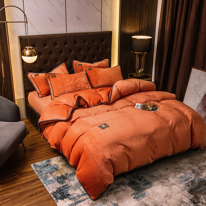 91家纺网 家纺一手货源 找家纺 宜代光年 2025新款加厚保暖纯色牛奶绒黑金四件套系列 丹霞橙