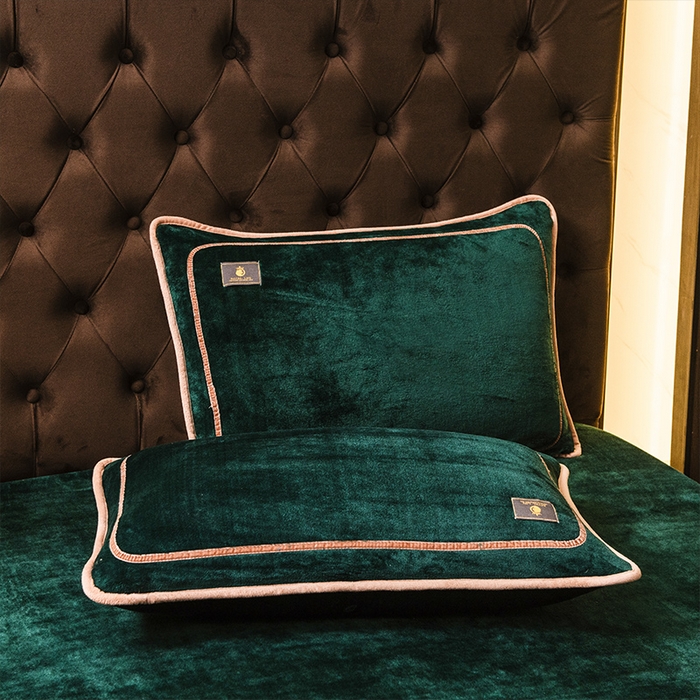 91家纺网 家纺一手货源 找家纺 宜代光年 2025新款加厚保暖纯色牛奶绒黑金四件套系列 玛瑙绿