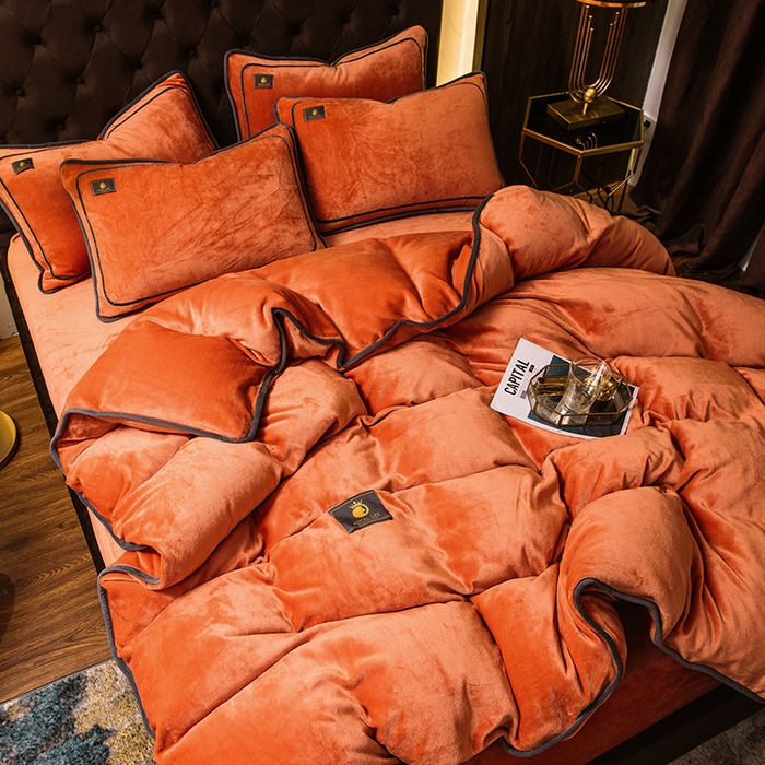 91家纺网 家纺一手货源 找家纺 宜代光年 2025新款加厚保暖纯色牛奶绒黑金四件套系列 丹霞橙
