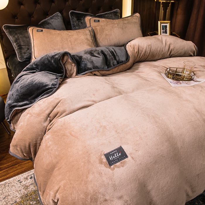 91家纺网 家纺一手货源 找家纺 宜代光年 2025新款加厚保暖纯色牛奶绒黑金四件套系列 古曼