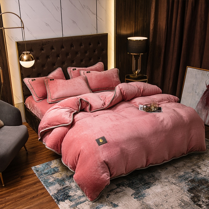 91家纺网 家纺一手货源 找家纺 宜代光年 2025新款加厚保暖纯色牛奶绒黑金四件套系列 胭脂红