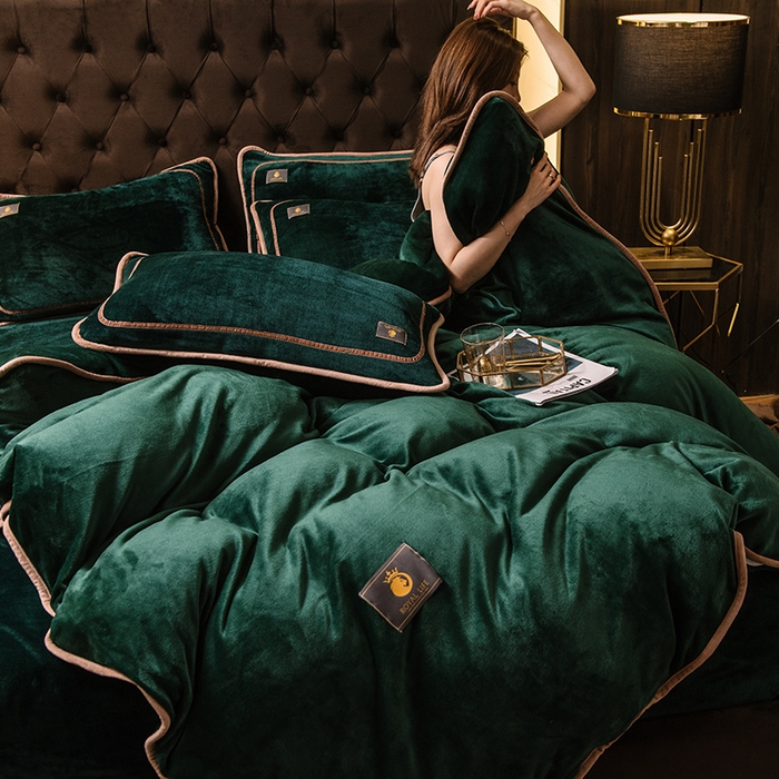 91家纺网 家纺一手货源 找家纺 宜代光年 2025新款加厚保暖纯色牛奶绒黑金四件套系列 玛瑙绿