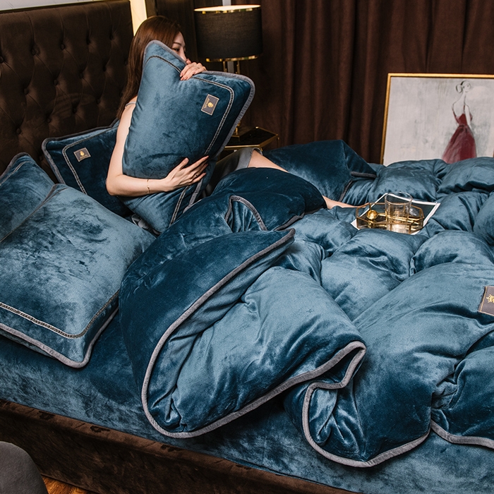 91家纺网 家纺一手货源 找家纺 （总）宜代光年 2025新款加厚保暖纯色牛奶绒黑金四件套系列