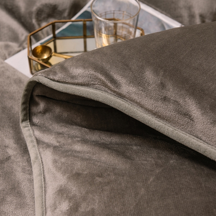 91家纺网 家纺一手货源 找家纺 宜代光年 2025新款加厚保暖纯色牛奶绒黑金四件套系列 高级灰