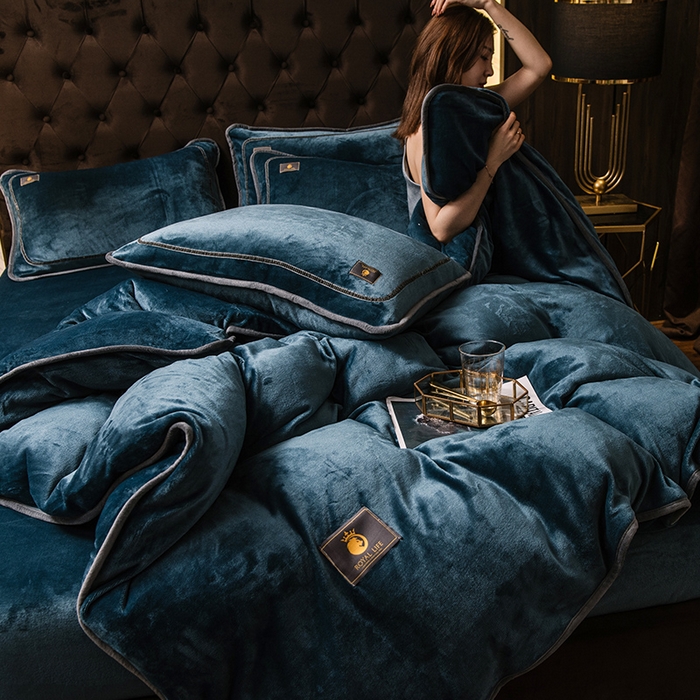 91家纺网 家纺一手货源 找家纺 宜代光年 2025新款加厚保暖纯色牛奶绒黑金四件套系列 宝石蓝
