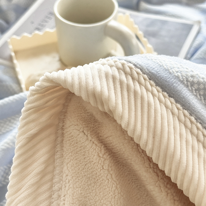 91家纺网 家纺一手货源 找家纺 宜代光年 2025新款雕花印花暖羊绒系列四件套 暖羊绒-蓝色条纹