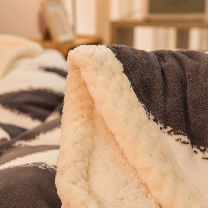 91家纺网 家纺一手货源 找家纺 宜代光年 2025新款雕花印花暖羊绒系列四件套 暖羊绒-黑白条纹