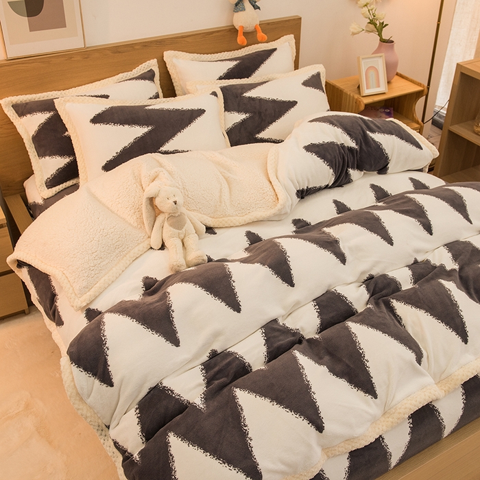 91家纺网 家纺一手货源 找家纺 宜代光年 2025新款雕花印花暖羊绒系列四件套 暖羊绒-黑白条纹