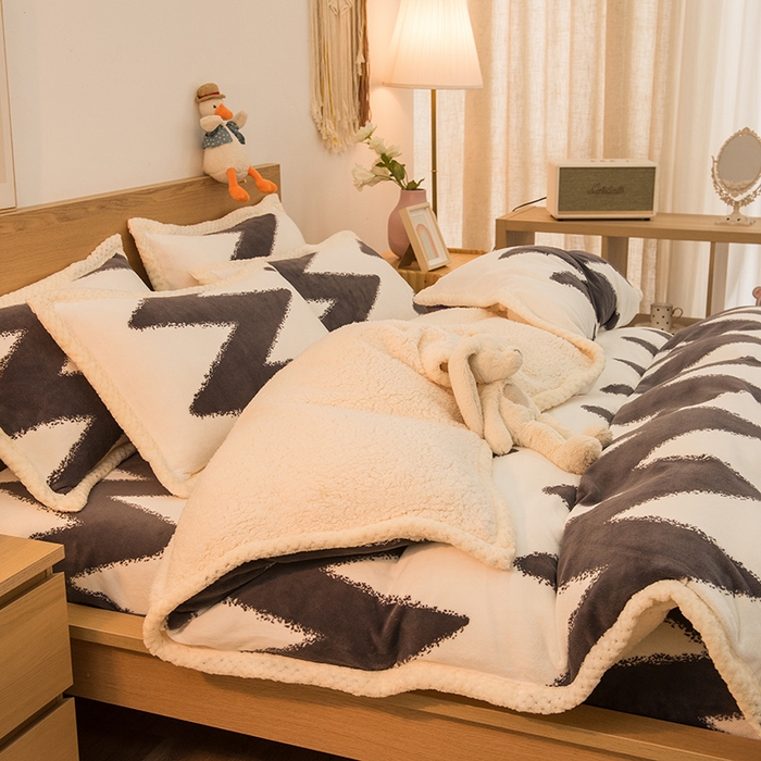 91家纺网 家纺一手货源 找家纺 宜代光年 2025新款雕花印花暖羊绒系列四件套 暖羊绒-黑白条纹