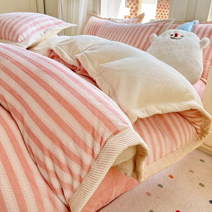 91家纺网 家纺一手货源 找家纺 宜代光年 2025新款雕花印花暖羊绒系列四件套 暖羊绒-粉色条纹