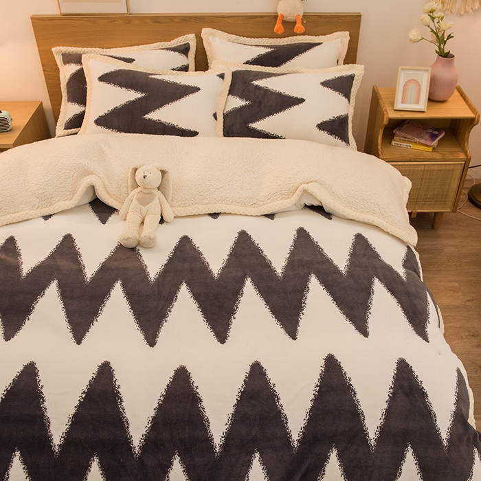 91家纺网 家纺一手货源 找家纺 宜代光年 2025新款雕花印花暖羊绒系列四件套 暖羊绒-黑白条纹