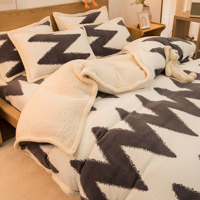 91家纺网 家纺一手货源 找家纺 宜代光年 2025新款雕花印花暖羊绒系列四件套 暖羊绒-黑白条纹