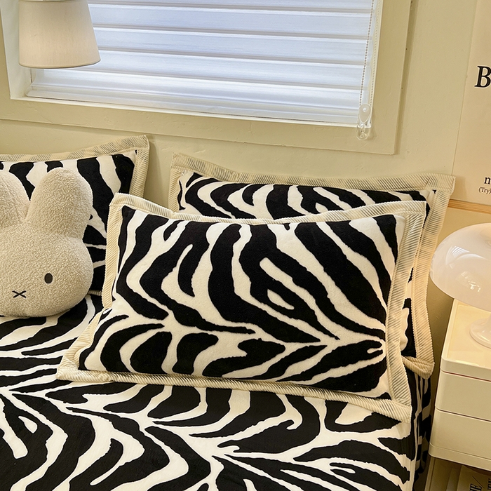 91家纺网 家纺一手货源 找家纺 宜代光年 2025新款雕花印花暖羊绒系列四件套 暖羊绒-斑马