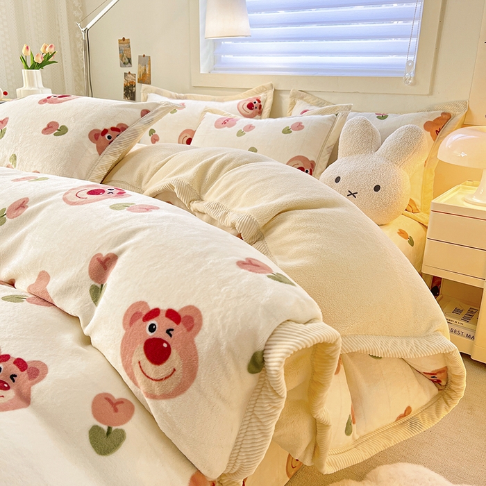 91家纺网 家纺一手货源 找家纺 宜代光年 2025新款雕花印花暖羊绒系列四件套 暖羊绒-花朵熊