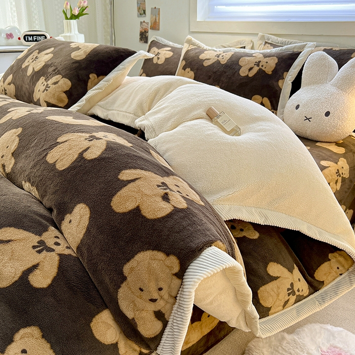 91家纺网 家纺一手货源 找家纺 宜代光年 2025新款雕花印花暖羊绒系列四件套 暖羊绒-吉米咖