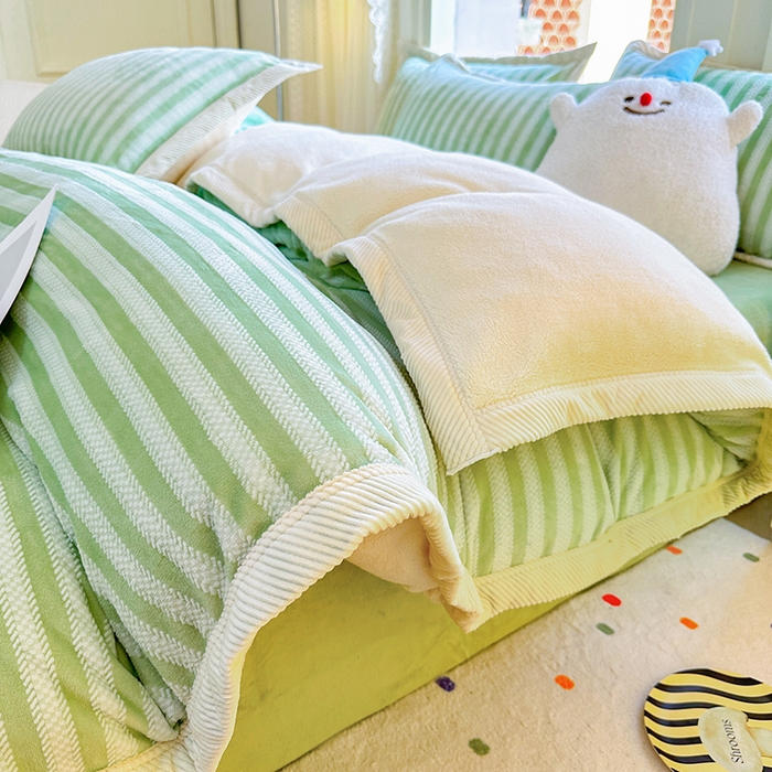 91家纺网 家纺一手货源 找家纺 宜代光年 2025新款雕花印花暖羊绒系列四件套 暖羊绒-绿色条纹