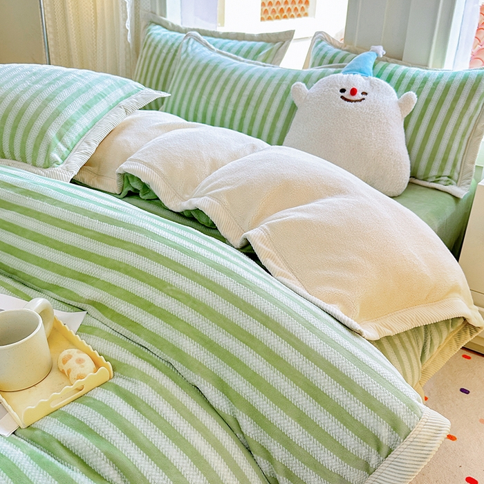 91家纺网 家纺一手货源 找家纺 宜代光年 2025新款雕花印花暖羊绒系列四件套 暖羊绒-绿色条纹