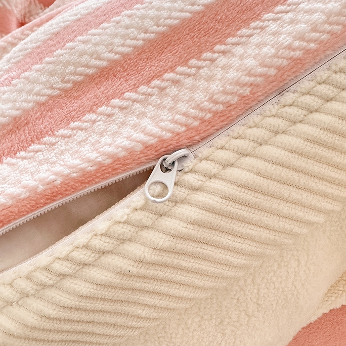 91家纺网 家纺一手货源 找家纺 宜代光年 2025新款雕花印花暖羊绒系列四件套 暖羊绒-粉色条纹