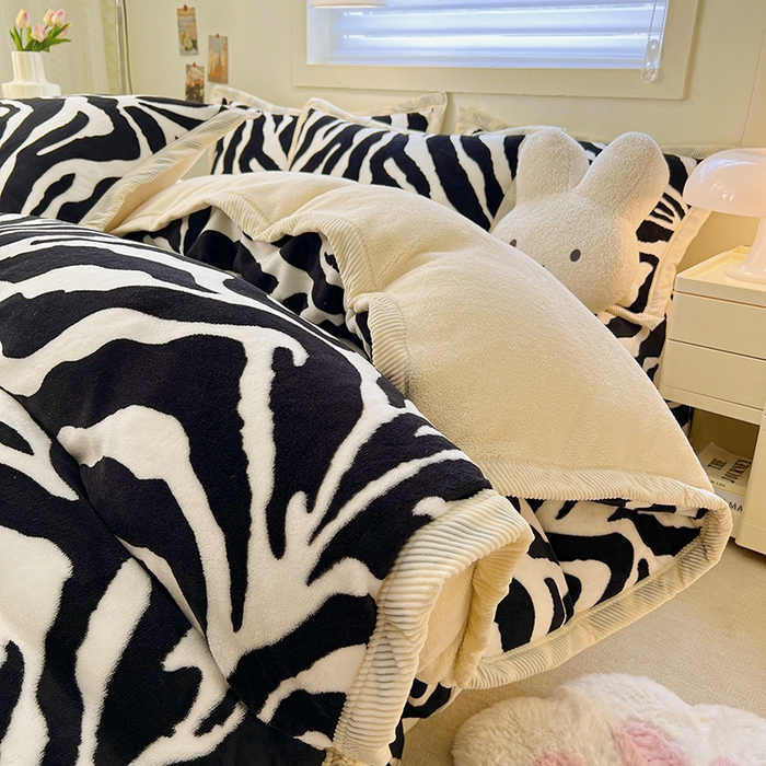 91家纺网 家纺一手货源 找家纺 宜代光年 2025新款雕花印花暖羊绒系列四件套 暖羊绒-斑马