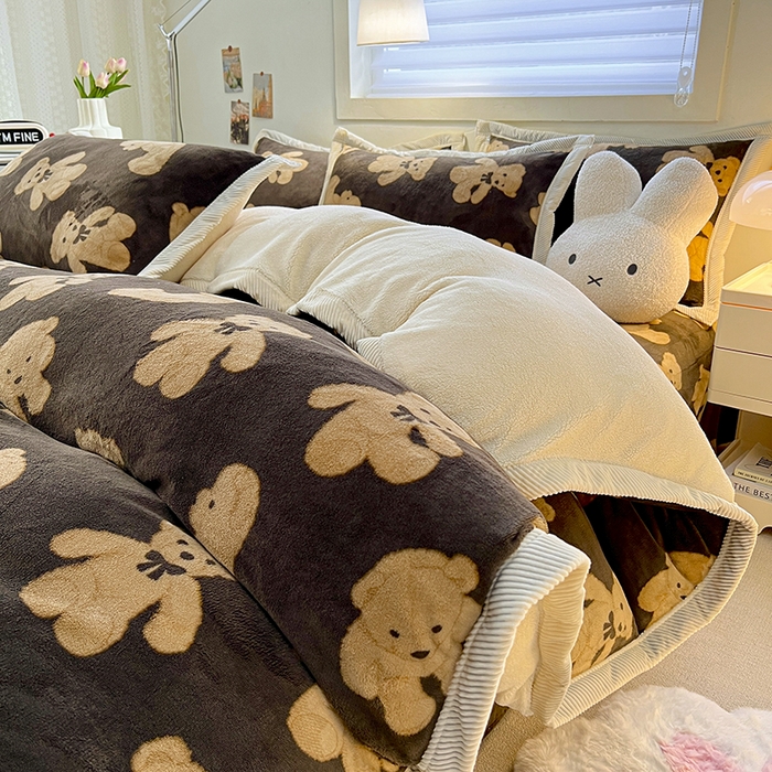 91家纺网 家纺一手货源 找家纺 宜代光年 2025新款雕花印花暖羊绒系列四件套 暖羊绒-吉米咖