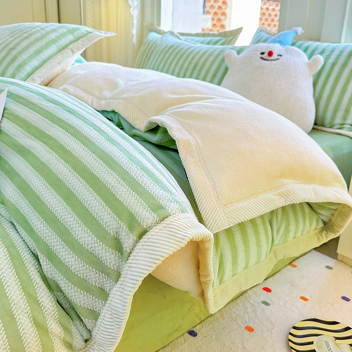 91家纺网 家纺一手货源 找家纺 宜代光年 2025新款雕花印花暖羊绒系列四件套 暖羊绒-绿色条纹