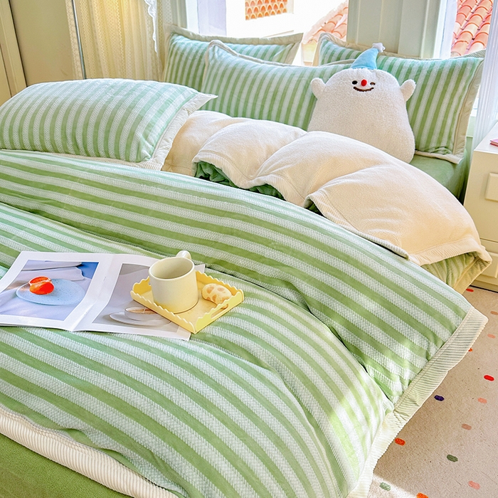 91家纺网 家纺一手货源 找家纺 宜代光年 2025新款雕花印花暖羊绒系列四件套 暖羊绒-绿色条纹