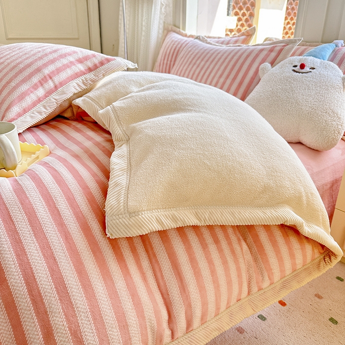 91家纺网 家纺一手货源 找家纺 宜代光年 2025新款雕花印花暖羊绒系列四件套 暖羊绒-粉色条纹