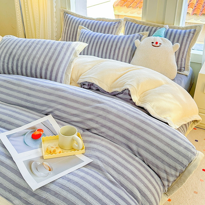 91家纺网 家纺一手货源 找家纺 宜代光年 2025新款雕花印花暖羊绒系列四件套 暖羊绒-灰色条纹