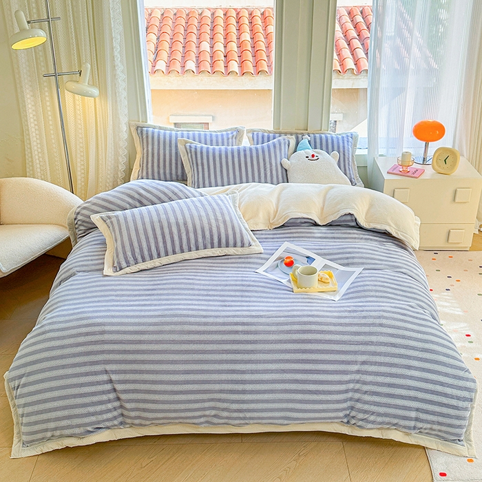 91家纺网 家纺一手货源 找家纺 宜代光年 2025新款雕花印花暖羊绒系列四件套 暖羊绒-灰色条纹