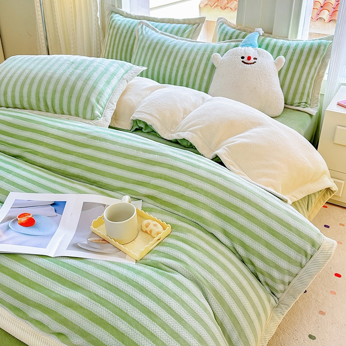 91家纺网 家纺一手货源 找家纺 宜代光年 2025新款雕花印花暖羊绒系列四件套 暖羊绒-绿色条纹