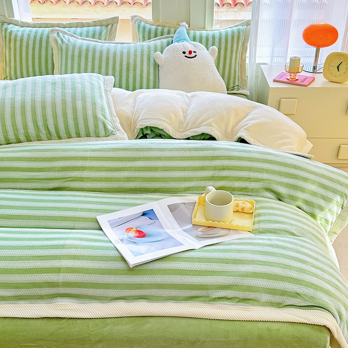 91家纺网 家纺一手货源 找家纺 宜代光年 2025新款雕花印花暖羊绒系列四件套 暖羊绒-绿色条纹